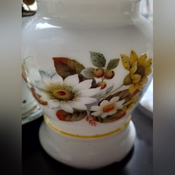 Vintage small white glass lamp - Picture 3 of 4